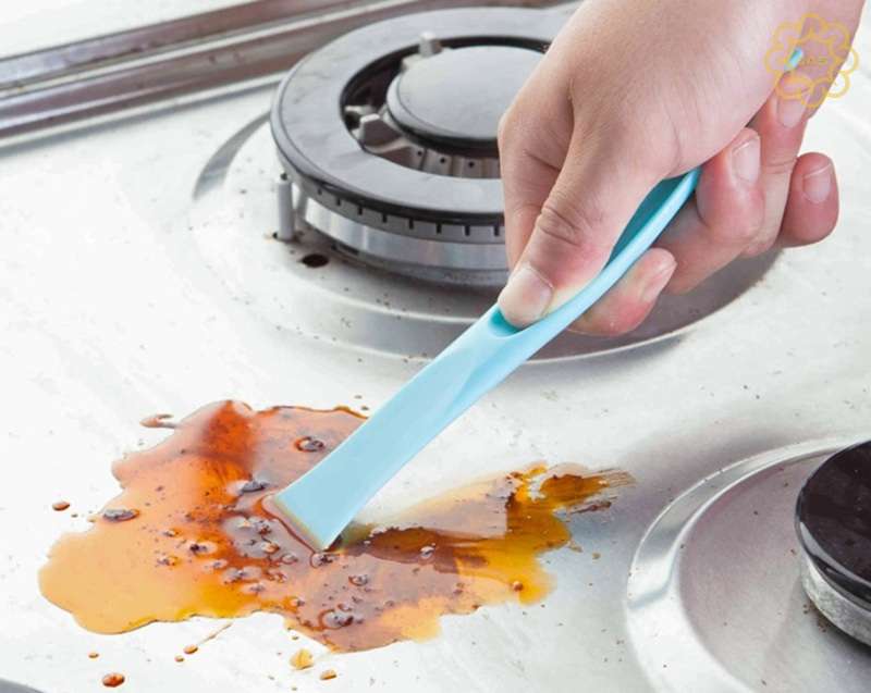 Dùng dao cạo để vệ sinh mặt kính bếp ga âm