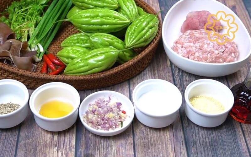 Chuẩn bị nguyên liệu cho món canh khổ qua