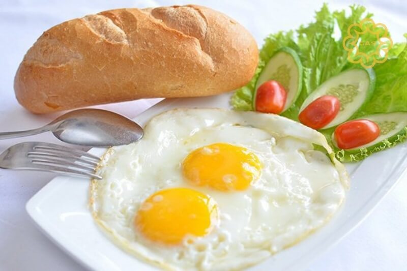 Bánh mì và trứng cho bữa sáng đầy đủ dinh dưỡng